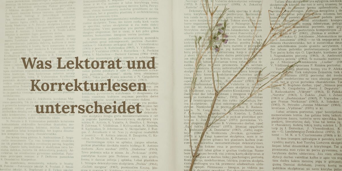 Vor dem Hintergrund eines aufgeschlagenen Buchs mit klein gedrucktem, kaum lesbarem Text steht "Was Lektorat und Korrektorat unterscheidet", auf der rechten Buchseite liegt eine getrocknete Pflanze.